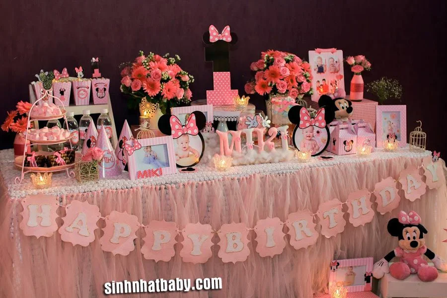 ban-sinh-nhat-minnie Trang trí bàn thôi nôi bé gái