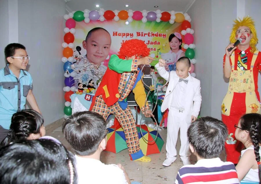bieu-dien-ao-thuat-trong-tiec-sinh-nhat-1 Biểu diễn ảo thuật trong tiệc sinh nhật