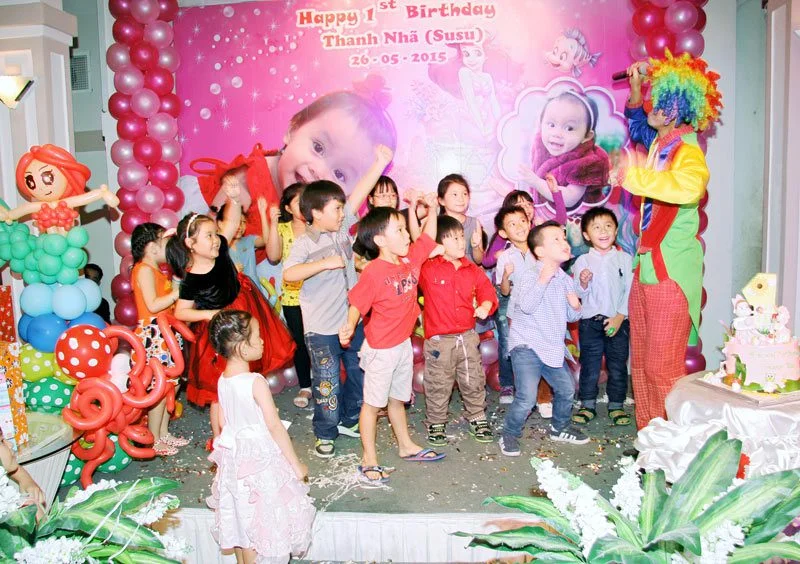 chú hề hoạt náo sinh nhật thôi nôi