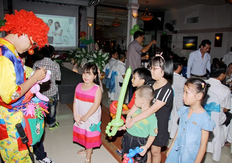 chú hề bong bóng