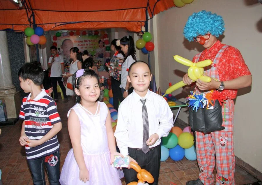 chu-he-tao-hinh-bong-bong-tang-cac-be Chú hề tạo hình bong bóng tặng các bé