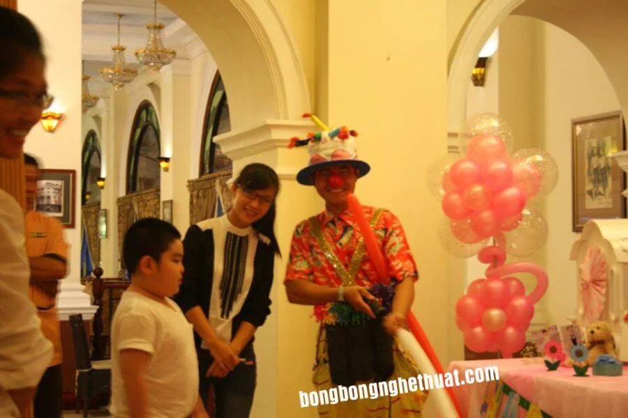 chú hề tạo hình bong bóng