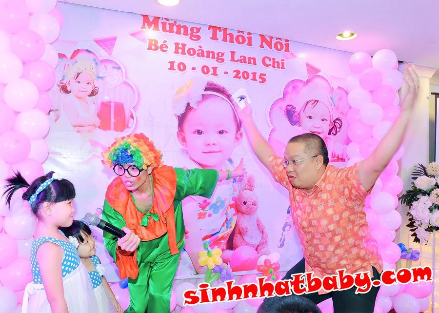 chú hề hoạt náo tổ chức trò chơi