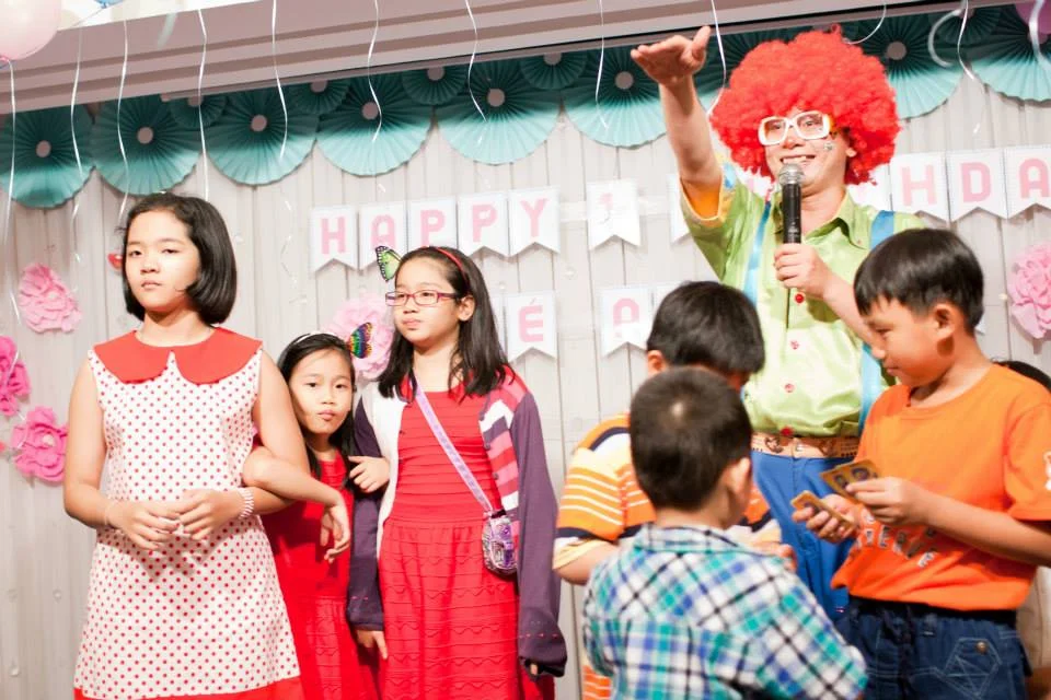 sinh-nhat-cho-be-yeu-nha-ban chú hề hoạt náo tổ chức trò chơi sinh nhật