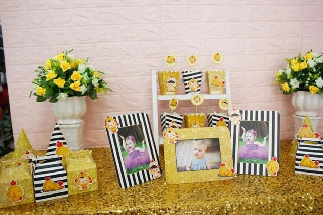 ban-sinh-nhat-be-trai-tuoi-ga-mau-den-kim-tuyen Bàn sinh nhật bé trai mini set