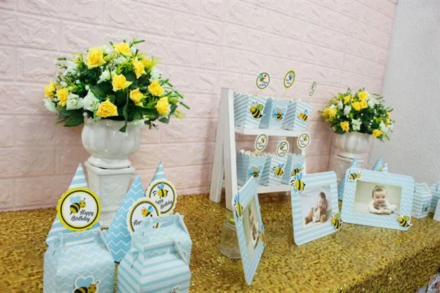 ban-sinh-nhat-trang-tri-set-mini-be-ong-mau-xanh-da-troi Bàn sinh nhật trang trí set mini bé ong