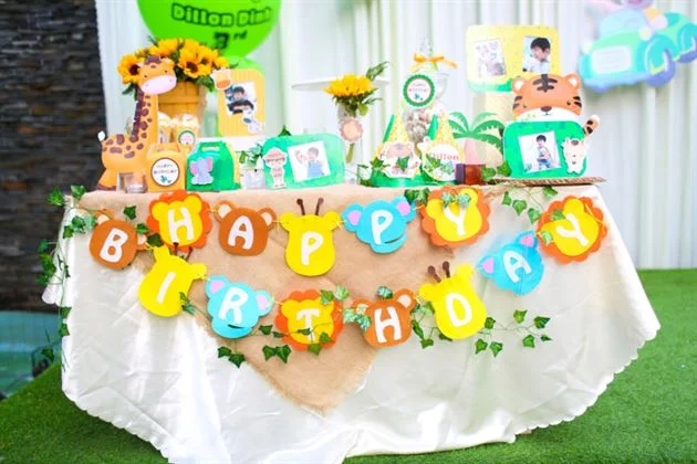 Bàn lưu niệm sinh nhật bé