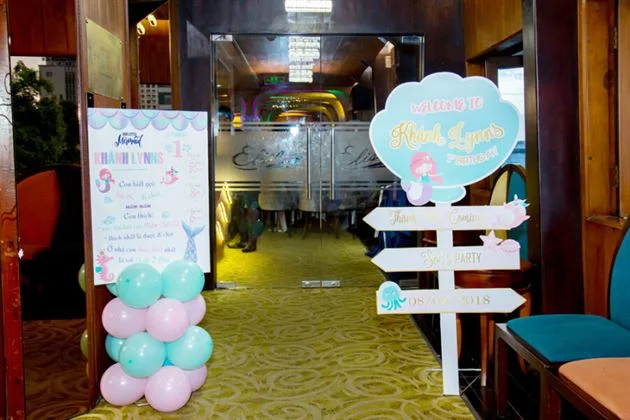 bang-thong-tin-va-cay-welcome-trang-tri-theo-chu-de Bảng thông tin và cây welcome trang trí theo chủ đề
