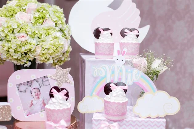 banh-cupcake-kem-tuoi-trang-tri-tren-ban-gallery Bánh cupcake kem tươi trang trí trên bàn gallery