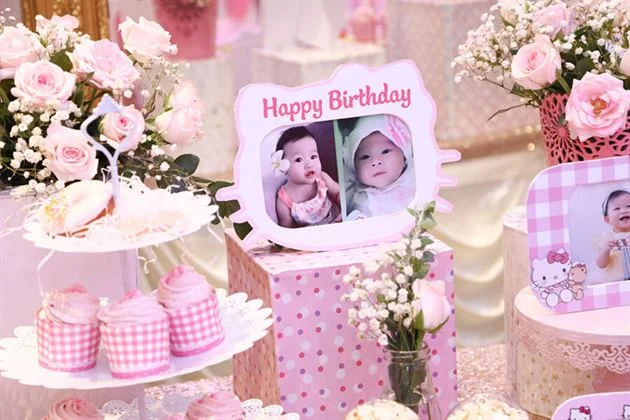 banh-cupcake-mau-hong-theo-tone-mau-trang-tri Bánh cupcake màu hồng theo tone màu trang trí