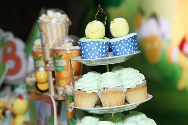 banh-cupcake-tao-hinh-ga-con-de-thuong Bánh cupcake tạo hình gà con dễ thương