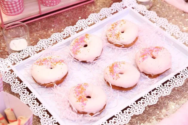 banh-dounut-phu-kem-hong-theo-tone-mau-cua-tiec Bánh dounut phủ kem hồng theo tone màu của tiệc