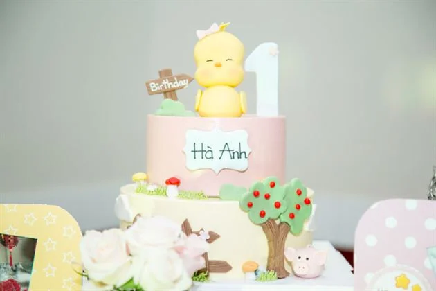Bánh kem 2 tầng gà con được thiết kế riêng cho bé