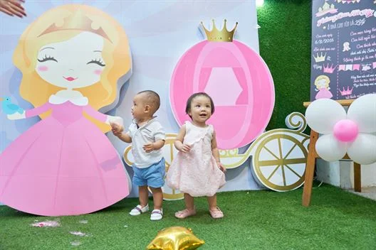 be-thich-thu-voi-chu-de-trang-tri-tiec-thoi-noi Bé con thích thú với chủ đề trang trí thôi nôi