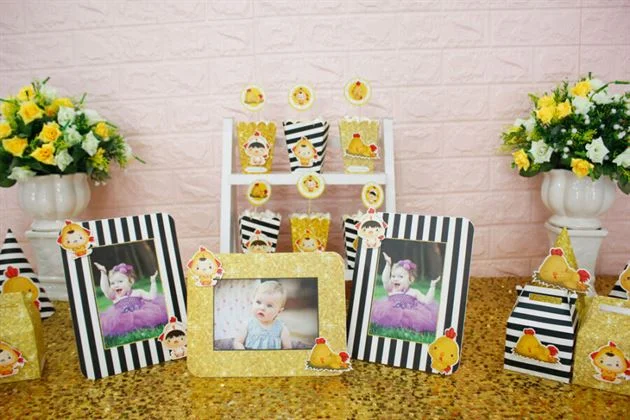 bo-khung-hinh-sinh-nhat-be-trai-tuoi-ga-mau-den-kim-tuyen Bộ khung hình sinh nhật bé trai với chú gà con