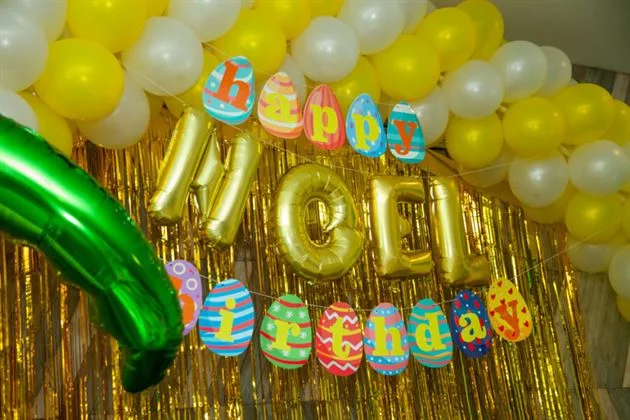 bong-bay-trang-tri-thoi-noi-be-ga-trai-mau-vang-ruc-ro Bóng bay kết hợp cùng tên bé NOEL trang trí