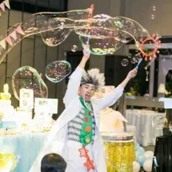 Biểu diễn xiếc bong bóng xà phòng sinh nhật