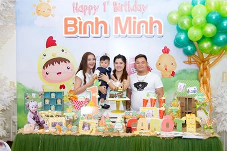 ca-gia-dinh-hanh-phuc-ben-sinh-nhat-be Cả gia đình hạnh phúc trong tiệc sinh nhật bé