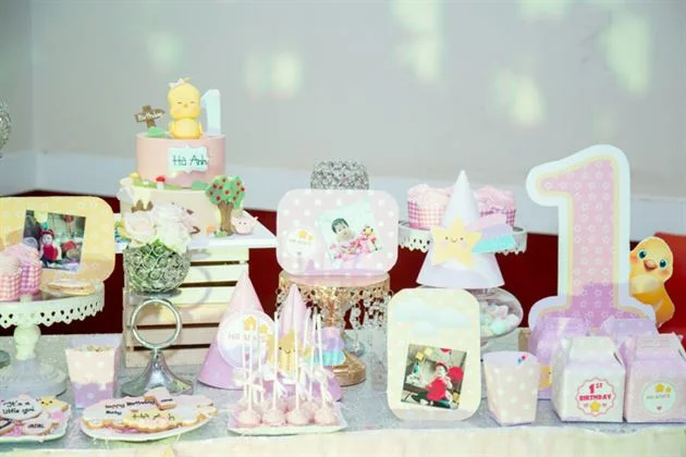 Cận cảnh chi tiết trang trí trên bàn gallery