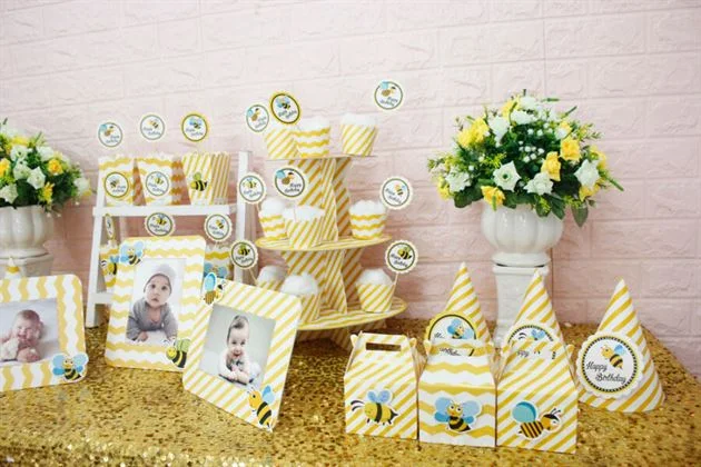 can-canh-full-set-be-ong-mau-vang-ziczac Cận cảnh ful set bé ong trang trí bàn