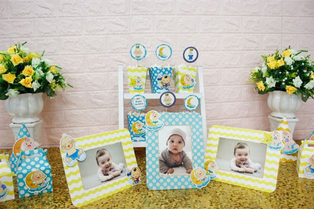 Cận cảnh bàn tiệc trang trí với set mini Baby Boy màu xanh min vàng