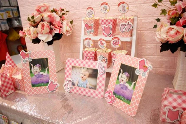 can-canh-set-mini-phu-kien-trang-tri-sinh-nhat-baby-girl-mau-hong-luoi Trang trí bàn lưu niệm tiệc thôi nôi với set mini