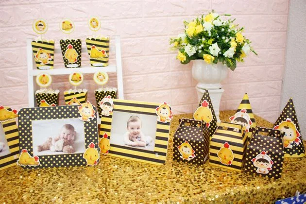 Cận cảnh set phụ kiện mini tông màu vàng đen