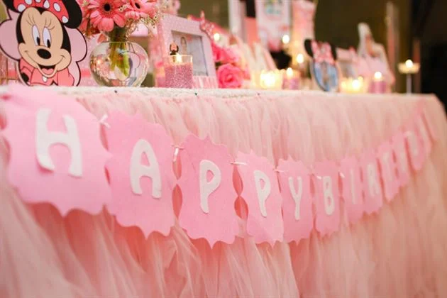 day-chu-happy-birthday-tren-ban-sinh-nhat Dây chữ Happy Birthday bằng vải nỉ