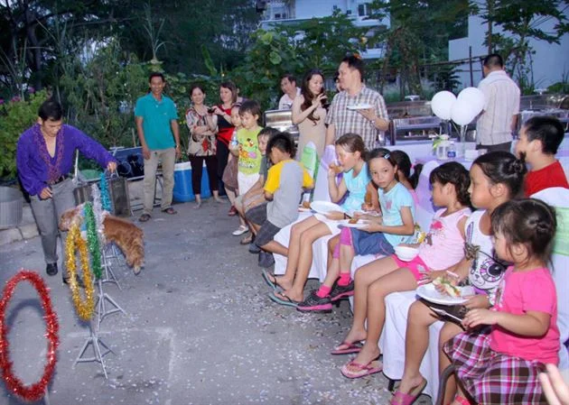xiếc chó trong tiệc sinh nhật