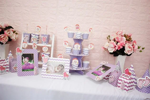 do-phu-kien-trang-tri-thoi-noi-be-voi-chu-de-baby-girl-mau-tim-cham-bi Trang trí bàn tiệc sinh nhật với full set bé gái màu tím