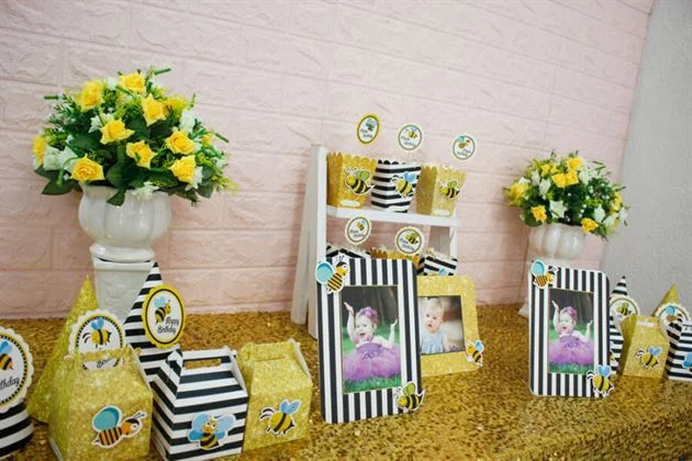 do-trang-tri-thoi-noi-set-mini-be-ong-mau-den-kim-tuyen Đồ trang trí thôi nôi set mini với màu đen kim tuyến sang trọng