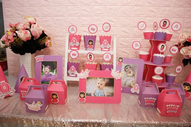 full-set-chu-de-cong-chua-mau-hong-tim-cho-bo-me-trang-tri-ban-luu-niem Trang trí bàn lưu niệm cho tiệc thôi nôi bé gái