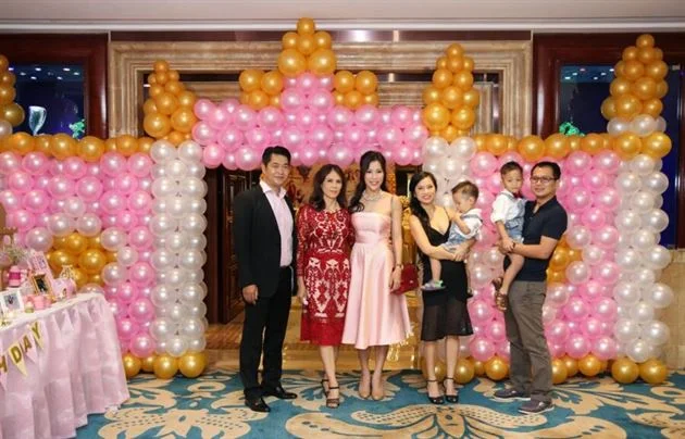 Gia đình đón khách dự tiệc sinh nhật
