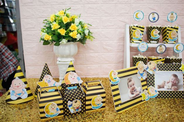 Góc bàn trang trí sinh nhật với set mini Baby Boy màu vàng đen