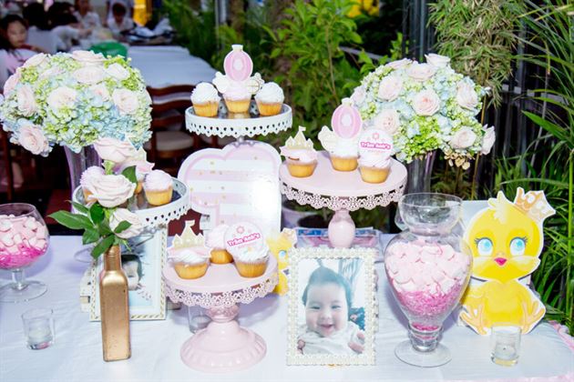 Góc trang trí hoa tươi và bánh cupcake trên bàn gallery