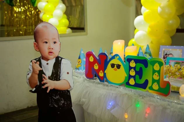 hinh-3d-trang-tri-thoi-noi-be-ga-trai-mau-vang-ruc-ro Hình 3D bé Noel nổi bật trong bữa tiệc