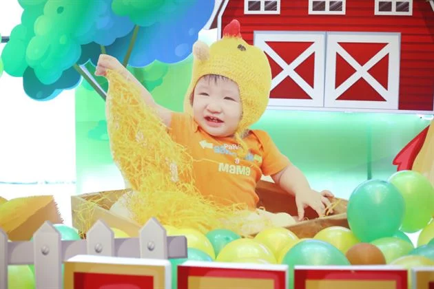hinh-be-chini-trang-tri-thoi-noi-be-ga-trong-nong-trai Hình bé Chibi để bàn dễ thương