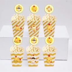 Tem hộp đựng bắp rang bơ bé trai tuổi gà