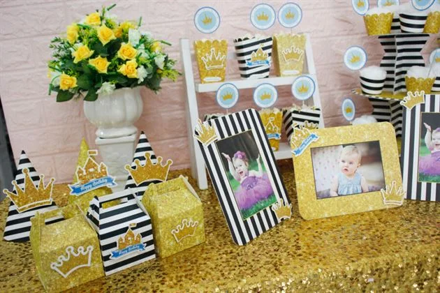 Hộp quà trong full set đen kim tuyến cho bé