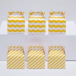 Hộp quà sinh nhật màu vàng sọc zigzag