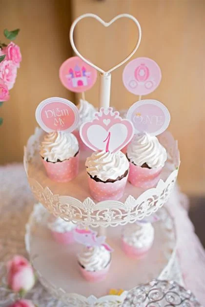 ke-banh-cupcake-sinh-nhat-cua-be Kệ bánh cupcake trên bàn sinh nhật bé