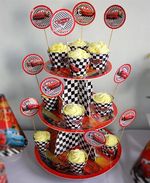 ke-banh-cupcake-sinh-nhat-mc-queen tem bánh cupcake sinh nhật trên kệ