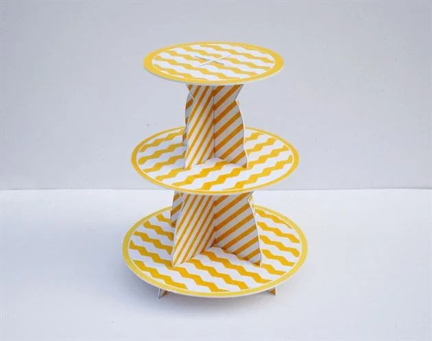 Kệ bánh kem sinh nhật màu vàng sọc zigzag