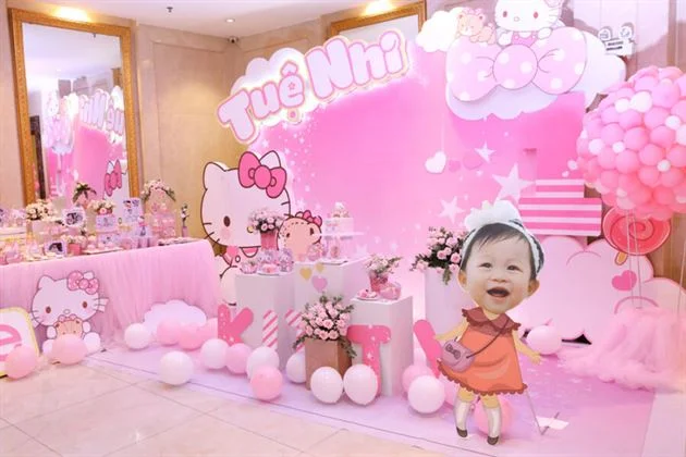 khong-gian-trang-tri-backrop-va-ban-gallery-hoanh-trang-1 Trang trí tiệc thôi nôi bé Kitty theo phong cách 3D hoành tráng