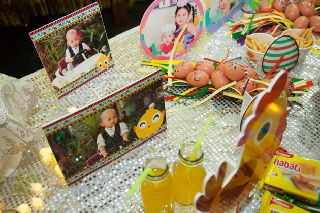 khung-hinh-be-thoi-noi-be-ga-trai-mau-vang-ruc-ro Khung hình bé với chú gà con