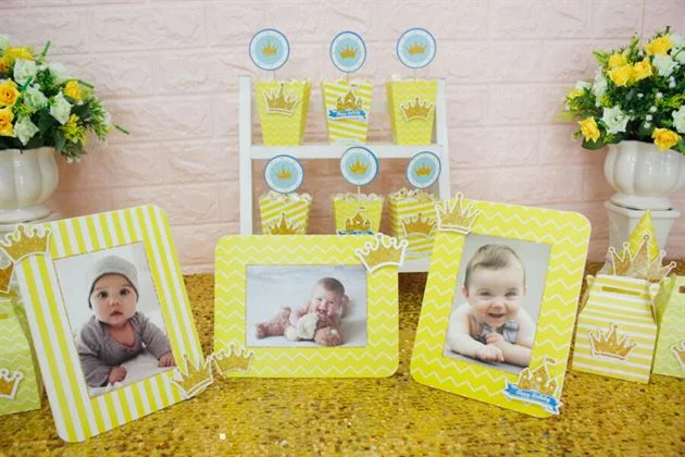 khung-hinh-chu-de-set-mini-vuong-mien-be-trai-mau-vang-hoang-gia Khung hình nằm trong set mini thật đáng yêu