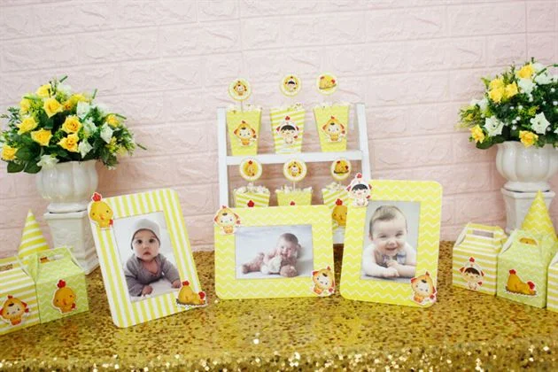 Khung hình chủ đề Set mini phụ kiện sinh nhật bé với tông màu vàng