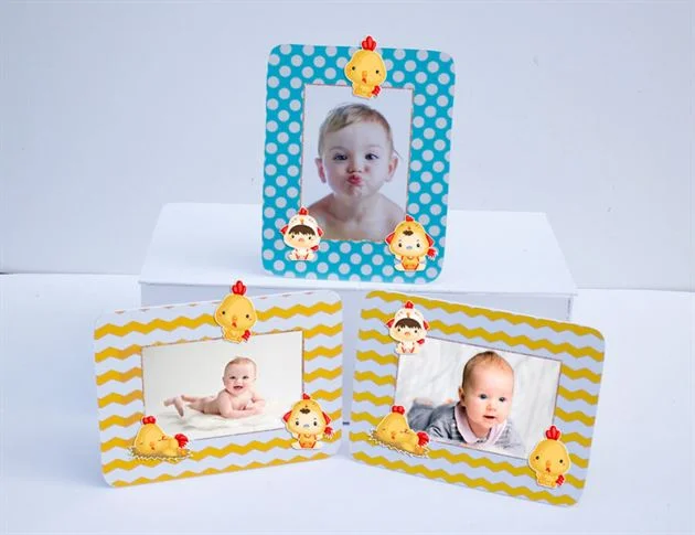 Khung hình sinh nhật bé trai tuổi gà màu xanh min vàng