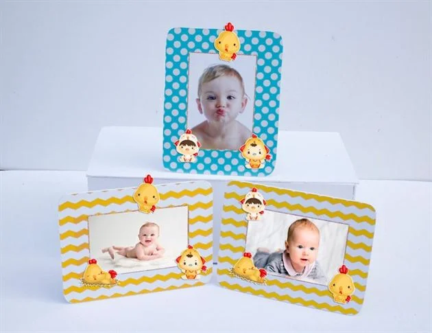 Khung hình sinh nhật bé trai tuổi gà màu xanh min vàng