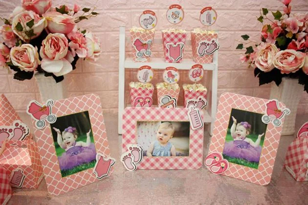 khung-hinh-trong-mini-set-trang-tri-sinh-nhat-cho-be-chu-de-baby-girl-hong-luoi Khung hình sinh nhật màu hồng lưới